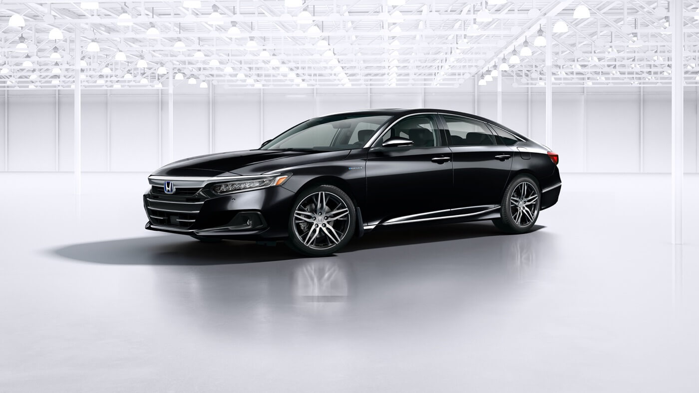 vue 3/4 avant et latérale de la Honda Accord Hybride 2022 noire garée dans un entrepôt