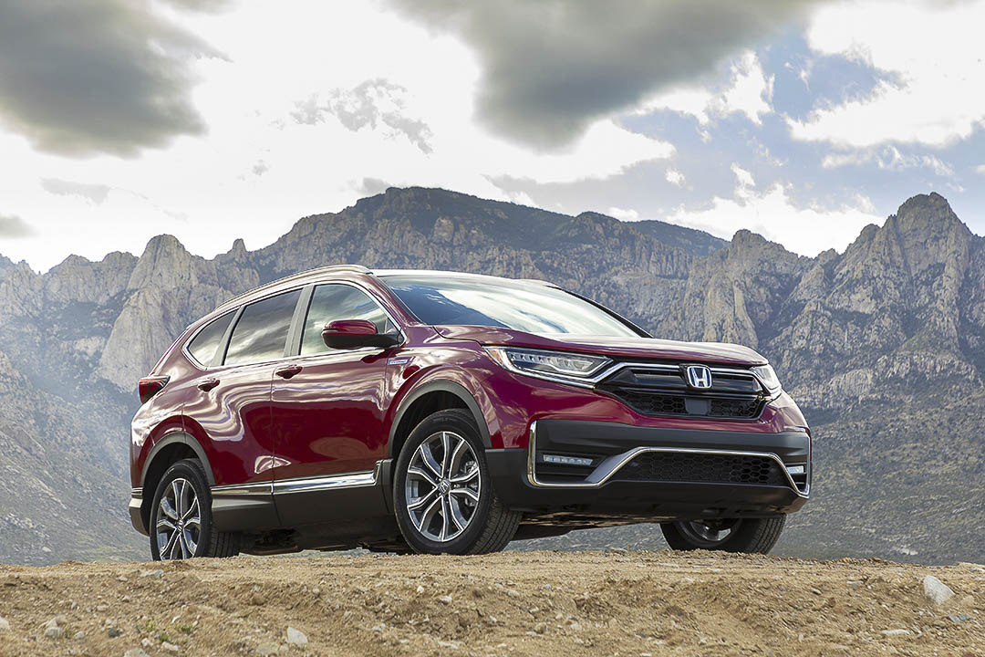vue 3/4 avant du VUS Honda CR-V hybride rouge avec paysage de rocheuse