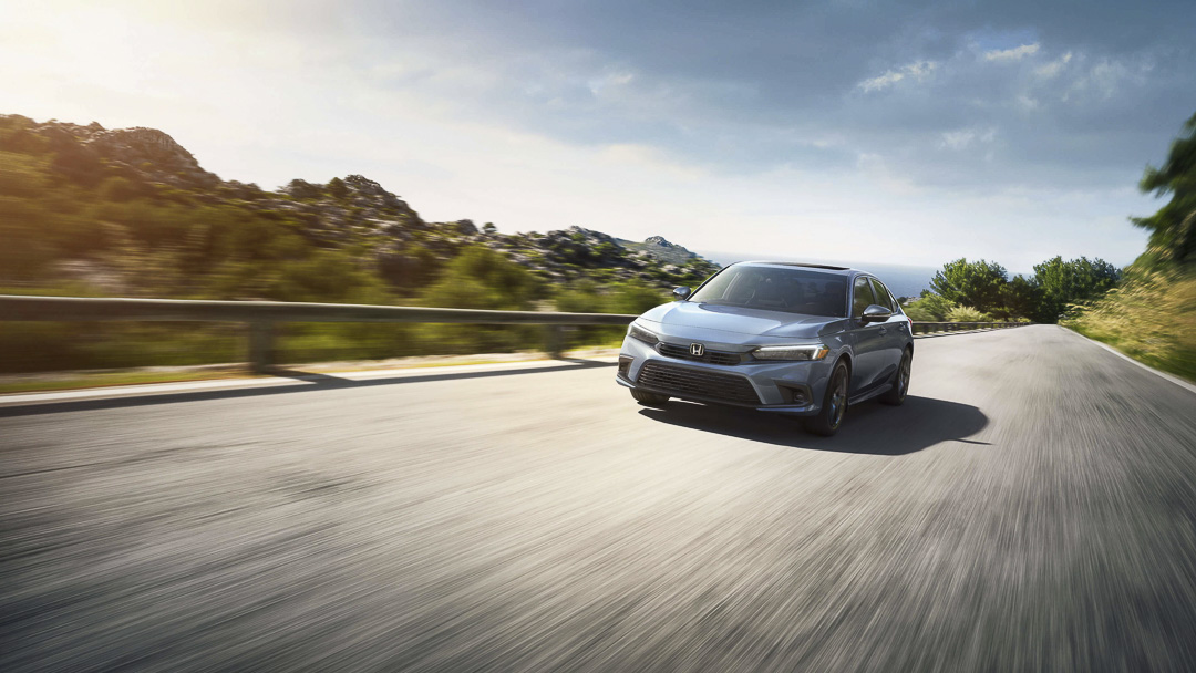 vue avant de la Honda Civic LX 2022 sur une route