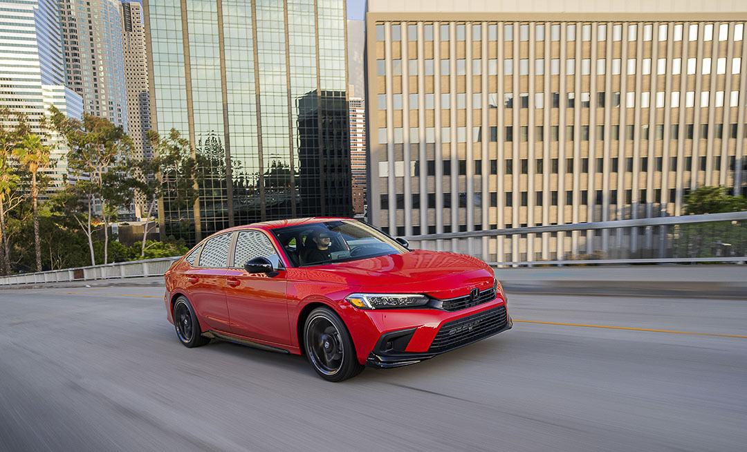 vue trois quart avant de la Honda Civic Sport 2022 roulant en ville
