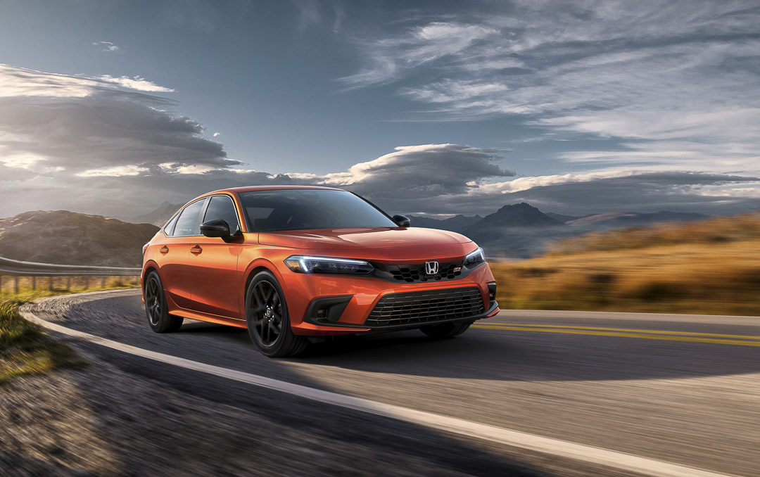 vue latérale avant de la Honda Civic Si 2022 sur une route