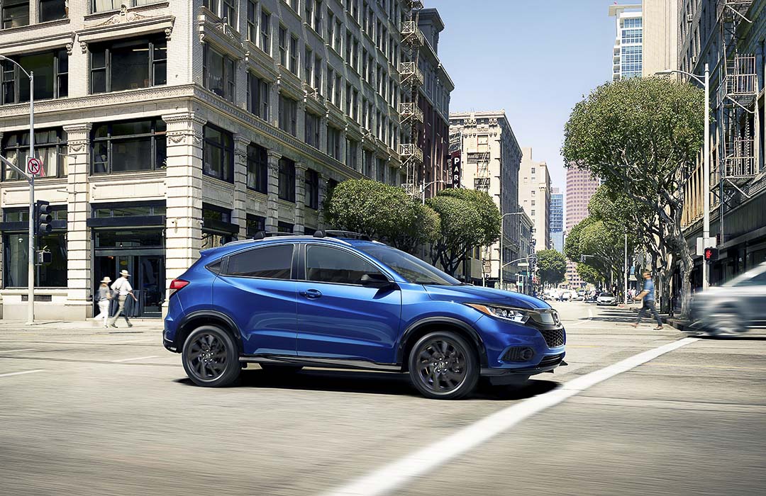 vue latérale du Honda HR-V 2022 roulant sur un boulevard en ville