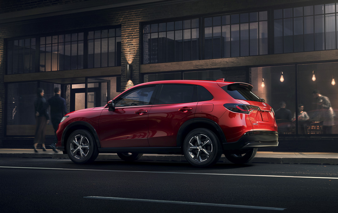 vue latérale et 3/4 arrière du VUS Honda HR-V 2023 garé au bord d'un trottoir