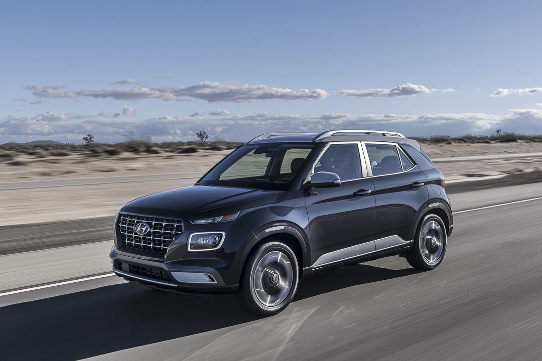 Le VUS Hyundai Venue 2022 roulant sur une route dans un désert
