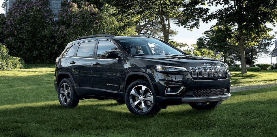 vue latérale avant du Jeep Cherokee Sport 2022