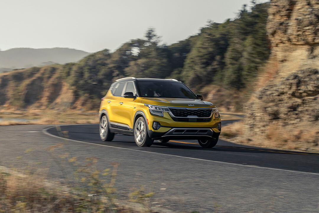 vue 3/4 avant du Kia Seltos 2022 sur la route
