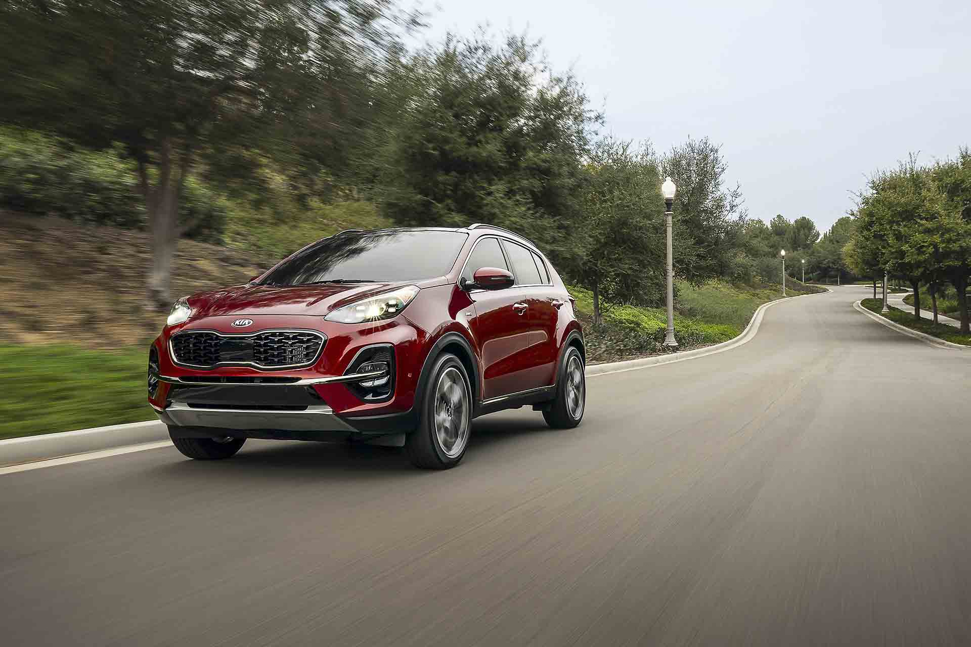 vue 3/4 avant du VUS Kia Sportage 2022 sur la route