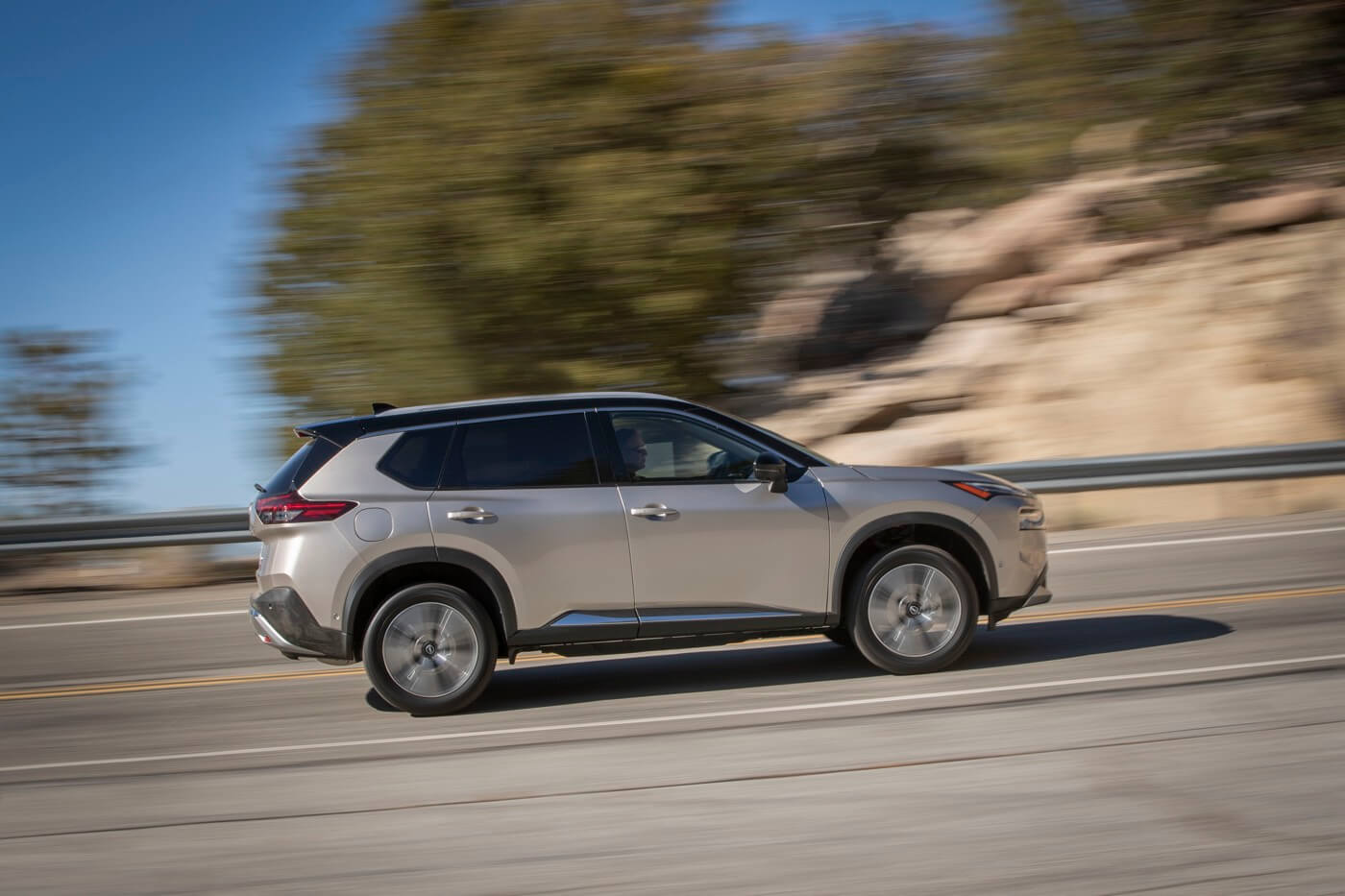 vue latérale du Nissan Rogue 2022 roulant sur une route