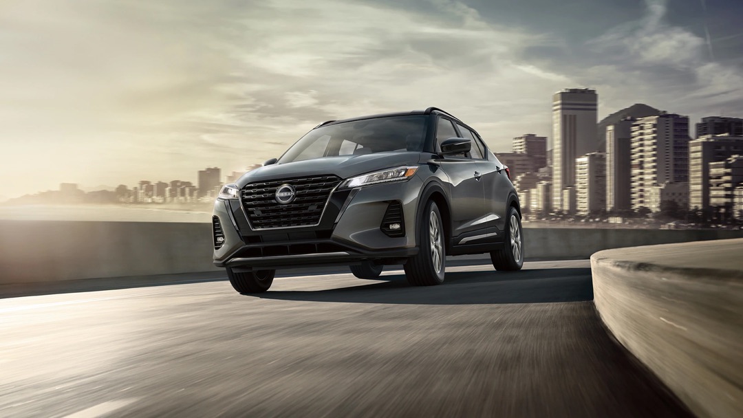 Le Nissan Kicks 2022 effectuant un tournant sur une route en ville