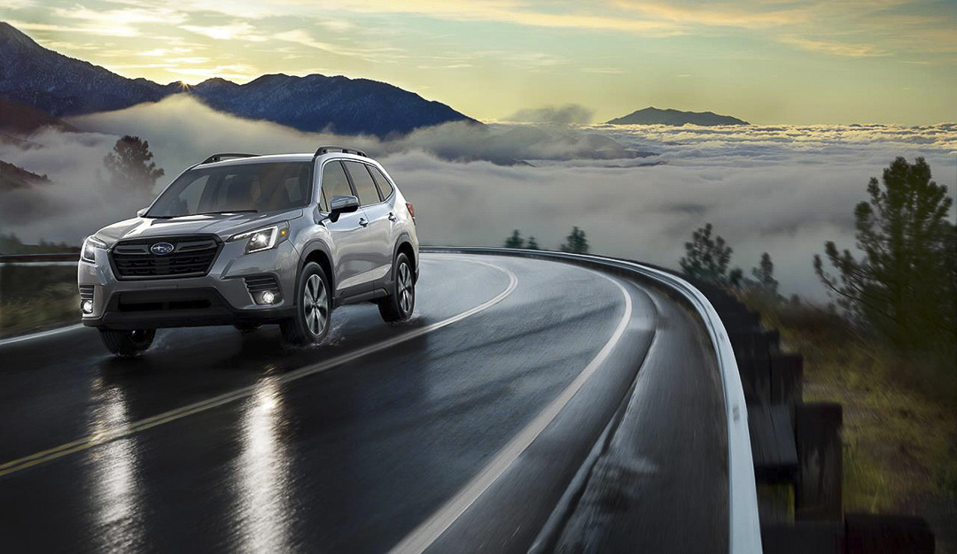 vue latérale avant du Subaru Forester 2022