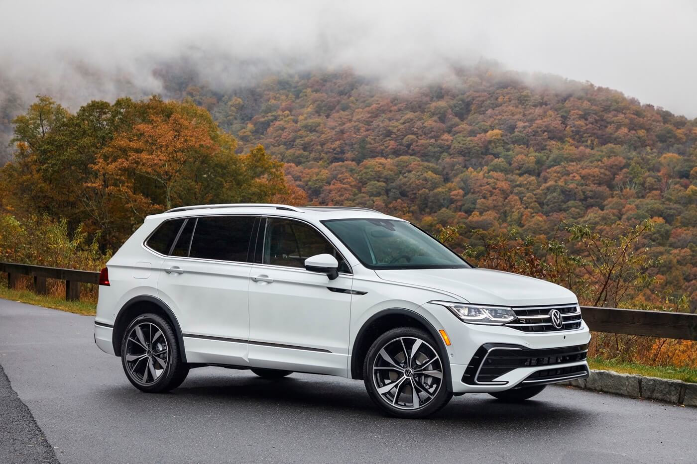 vue latérale avant du Volkswagen Tiguan 2022